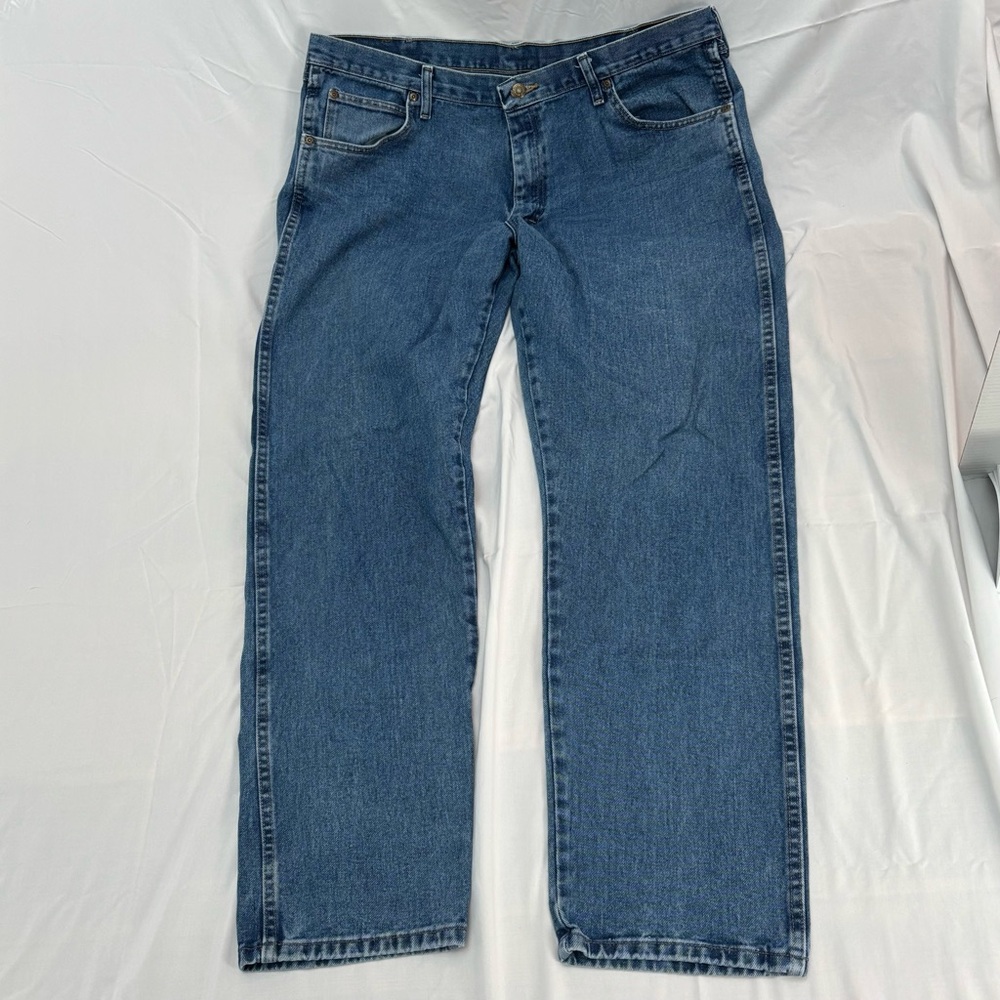 Wrangler Rugged Wear Jeans 40x32 Relaxed Fit Denim
